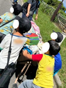 荷物カートを押して移動する子どもたち