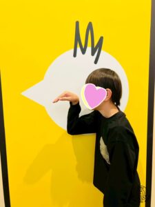 キャラクターグッズを見つけて喜ぶ様子
