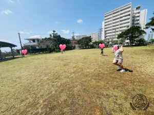 ローラーすべり台で遊ぶ様子