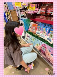 おもちゃ売り場で選ぶ様子