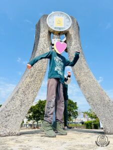 モニュメントに登る様子